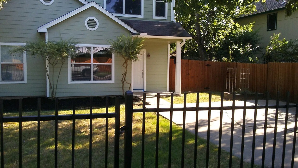 Foto principal - 1209 Casey St