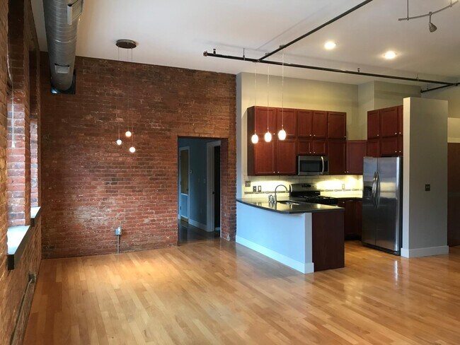 Building Photo - 1260 W 4th St