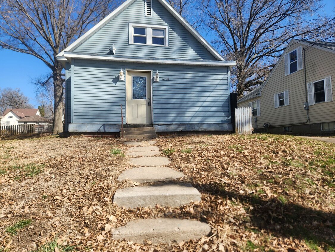 Foto principal - 3 Bedroom Home in Oakland, IA!