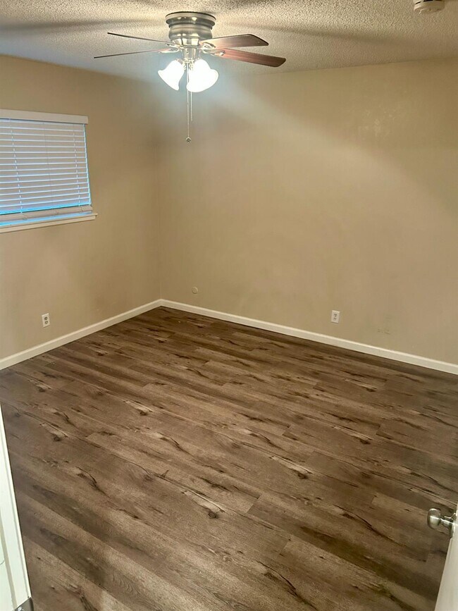 Foto del edificio - 650 W Donner Ave