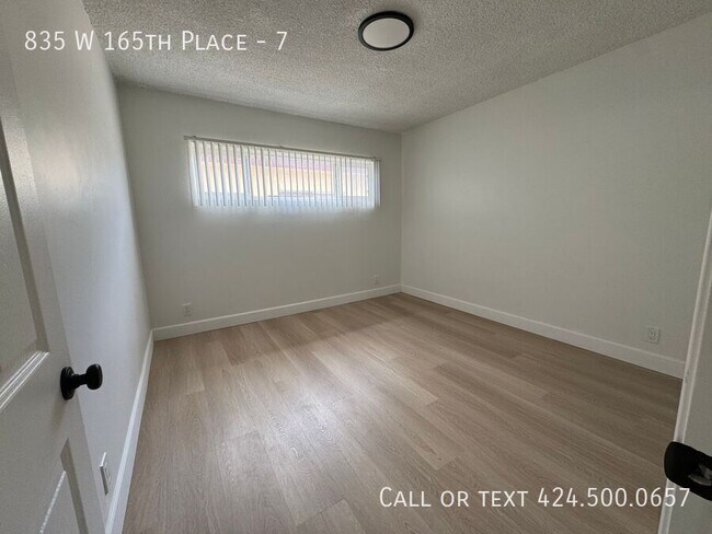 Foto del edificio - 835 W 165th Pl