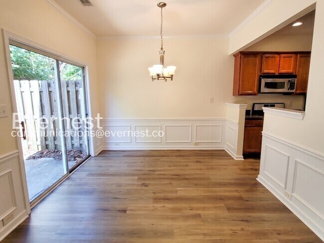 Foto del edificio - 3 Bed/2.5 Bath Townhome with Modern Amenities / Coming Soon!