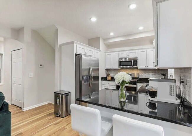 Foto del edificio - 2808 Colfax Ave South