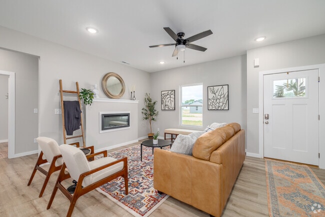3BR, 2BA - 1,418SF - Living Room - Summit Park