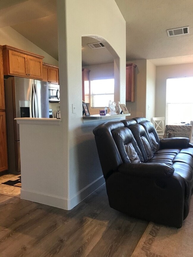 Building Photo - Spacious 2nd Floor 2 Bed, 1 Bath Condo in ...