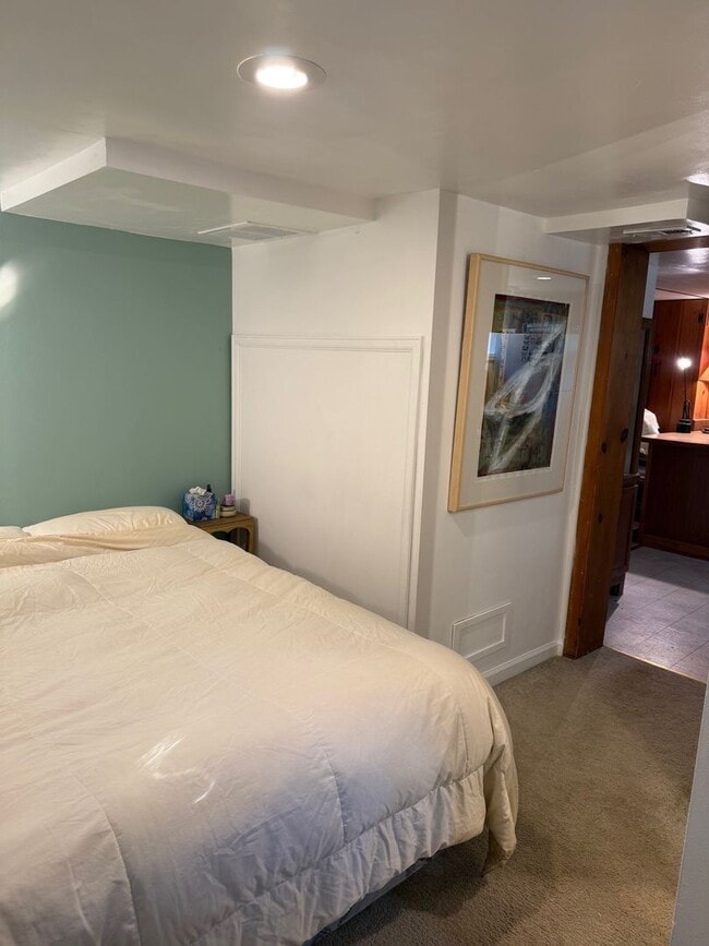 Building Photo - Quiet one bedroom furnished rental