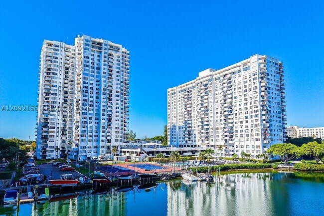 Foto del edificio - 2750 NE 183rd St