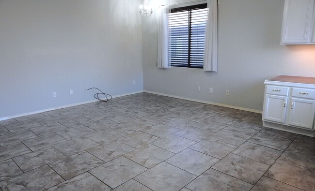 Building Photo - Gorgeous 4+2 moments from KRMC - Hualapai Mountain Campus!