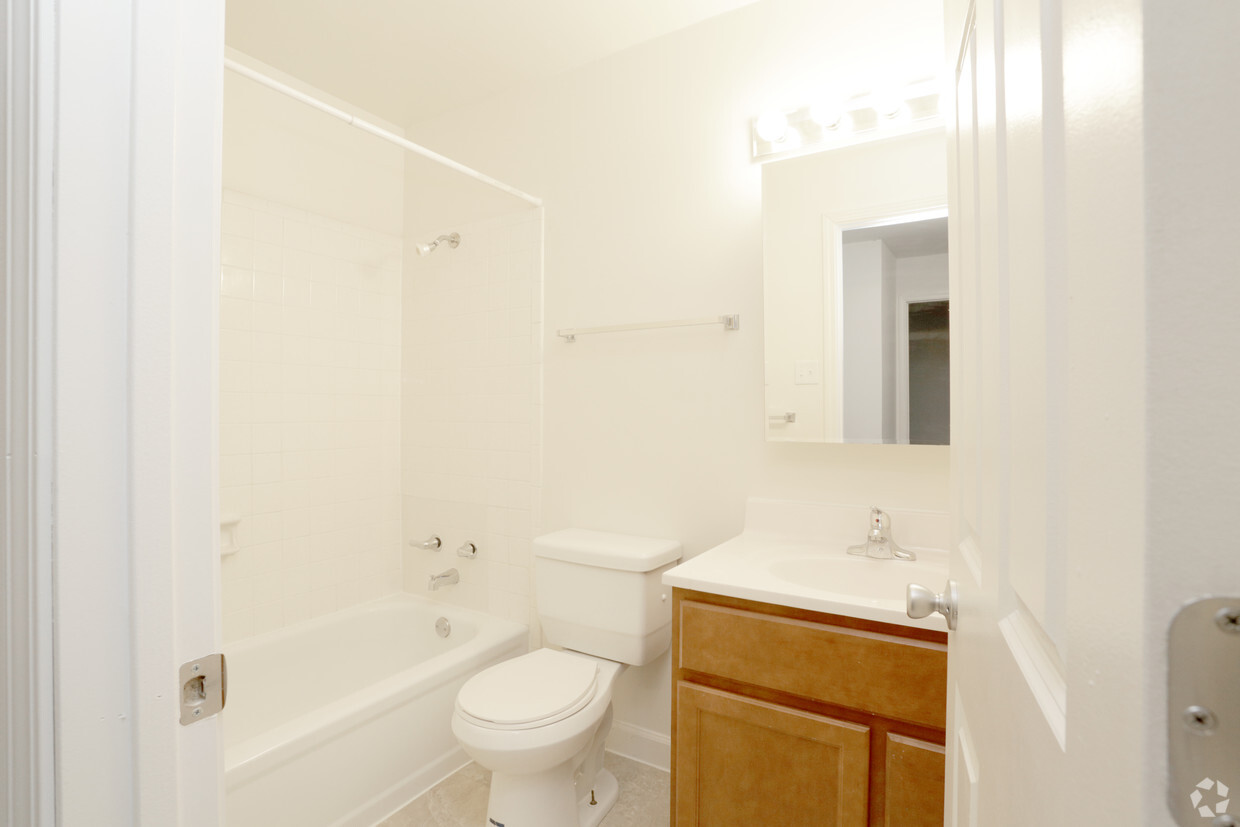 3 Bedroom Unit E - Bathroom - Green Meadows Apartments