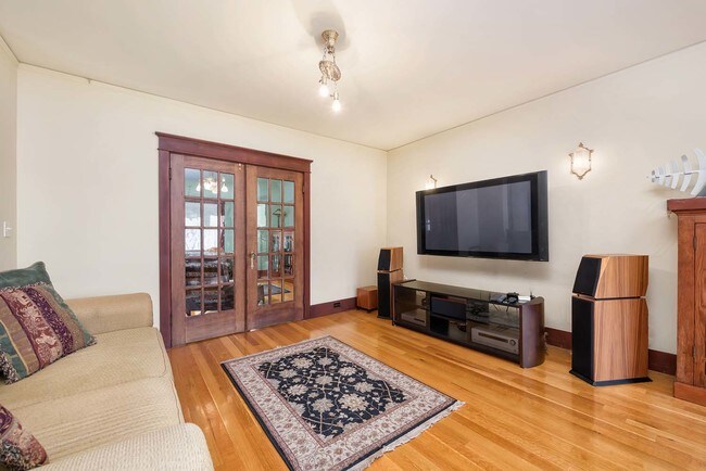 Building Photo - Spacious Fully Furnished Home with Hot Tub