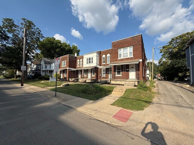 Foto del edificio - 2112-2120 Indianola Ave.