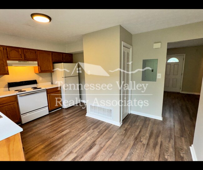 Building Photo - NEW PRICE! MOVE IN READY! Delightful 2 bed...