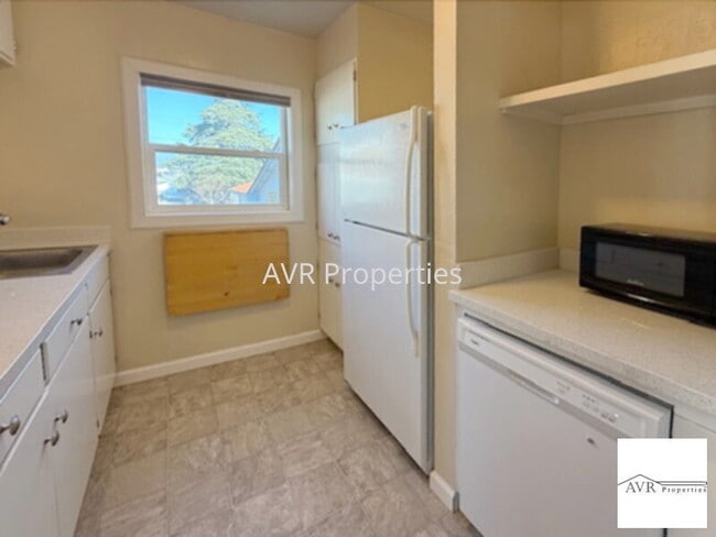 Building Photo - Private Elevated Studio with Full Kitchen, AC and Exclusive Laundry