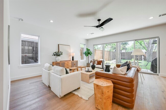 Foto del edificio - 6226 Lakeshore Dr