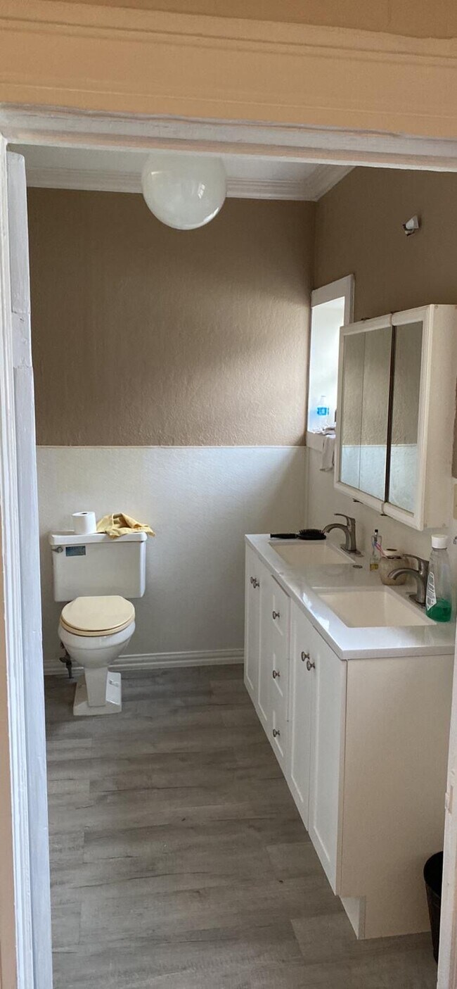 Building Photo - 719 N 11th St