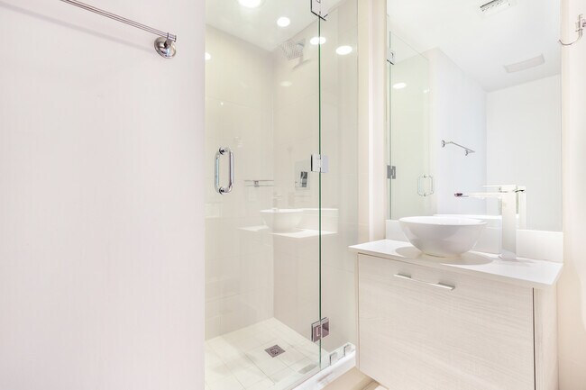 Foto del edificio - 650 NE 32nd St