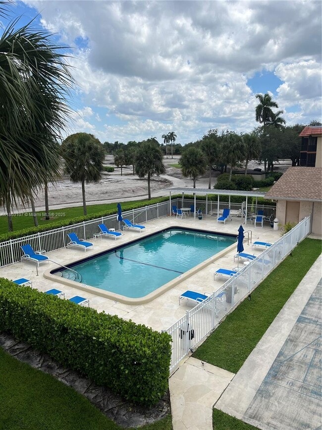 Building Photo - 250 Jacaranda Dr