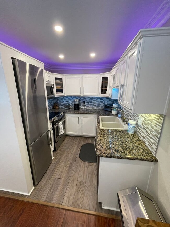 Building Photo - Newly Remodeled Condo - Complex W/ Pool, G...