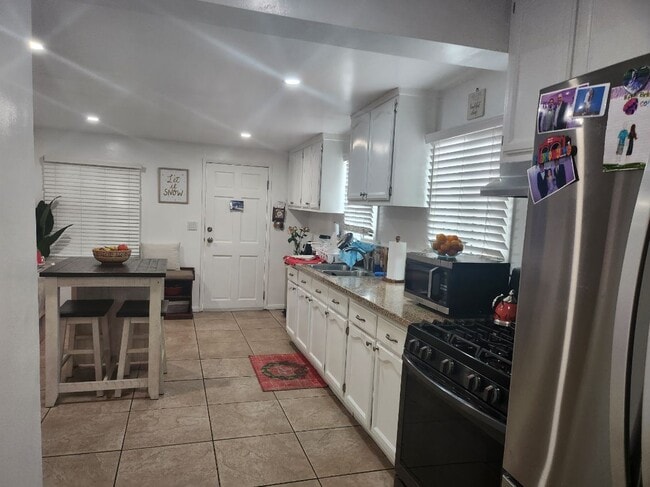 Most spacious kitchen - 2001 Cloverfield Blvd