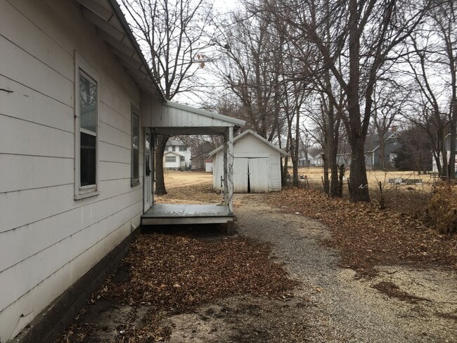 Building Photo - $595 - 1 bed 1 bath - Single Family Home