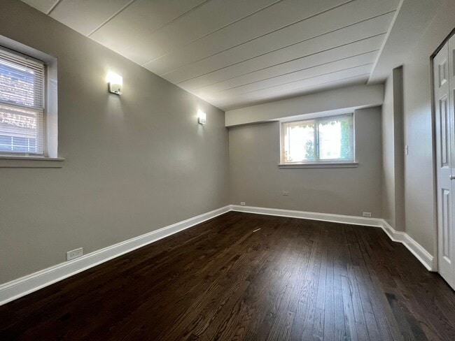 Building Photo - 6021 N Fairfield Ave