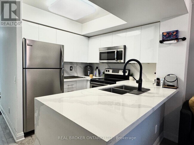 Photo du bâtiment - 28 Harrison Garden Blvd