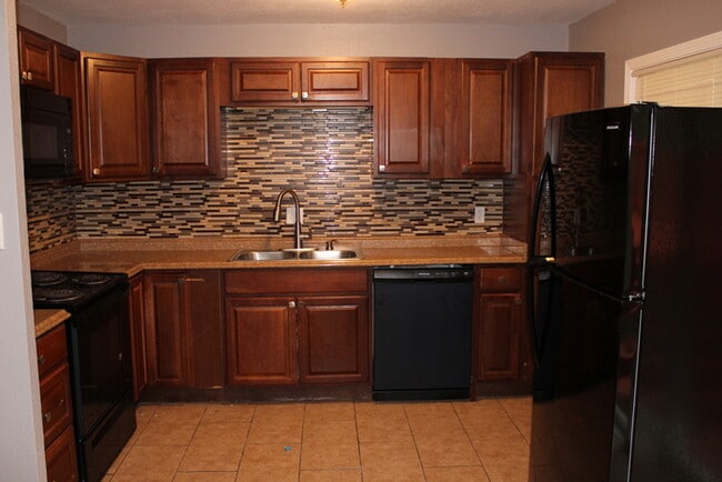 Foto del edificio - Spacious 4-bedroom, 1.5-bath home located ...