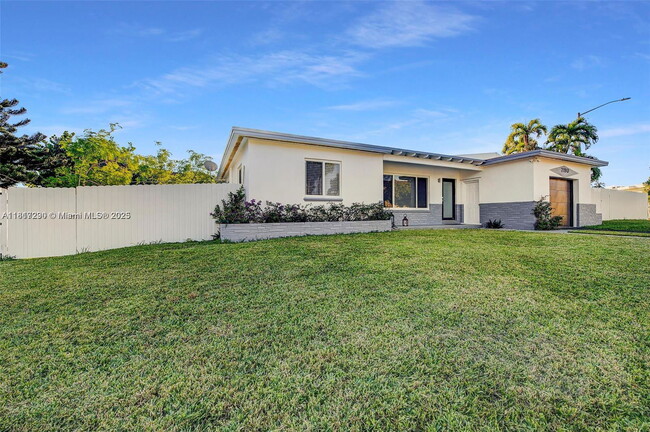Foto del edificio - Northeast 169th Street, North Miami Beach, FL 33162 - 3 BR 2 BA single-family home
