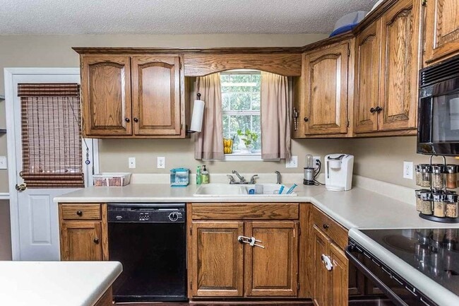 Building Photo - BEAUTIFUL SINGLE FAMILY HOME