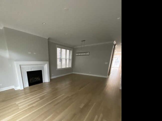 Building Photo - 2 bedroom in Chicago IL 60657