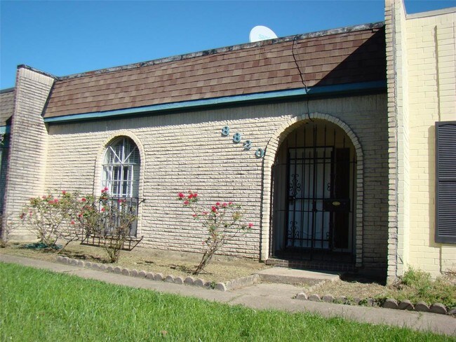 Building Photo - 8820 Bissonnet St