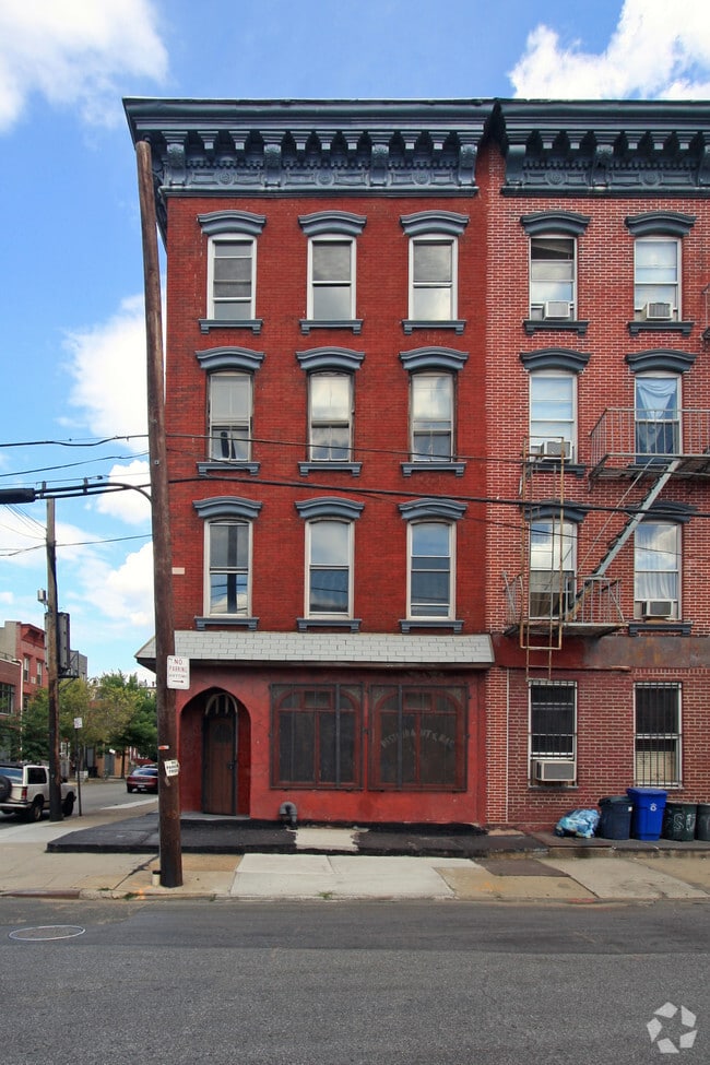 Building Photo - 62 Green St