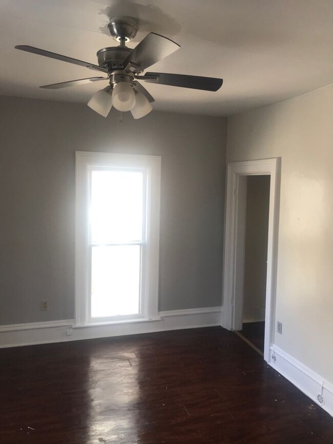 Building Photo - 8 Bedroom house w/ 3 bathrooms, 3 kitchens