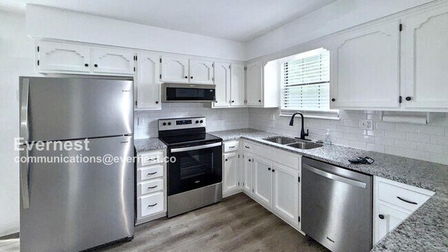 Foto del edificio - 512 SE Silver Ln