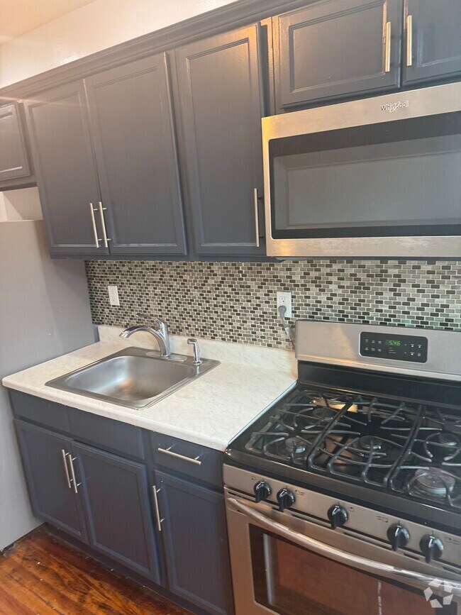 Building Photo - 821 Troy Ave