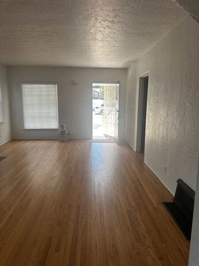 Foto del edificio - Desirable Westside Home!