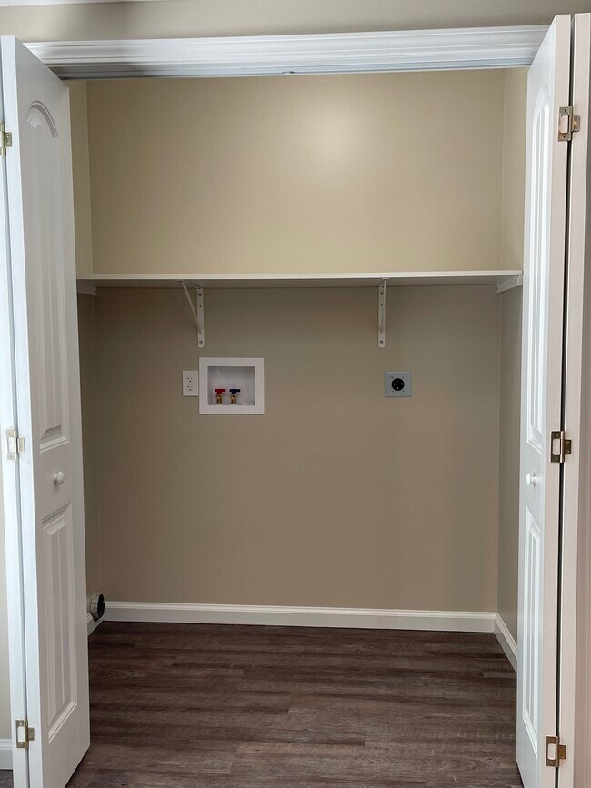 Building Photo - 715 Adkins St