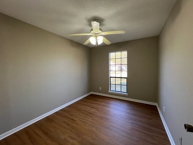 Foto del edificio - Home for Rent in Forest Hills