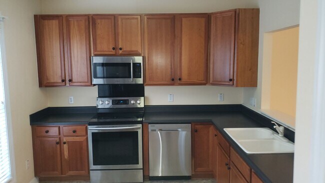 Building Photo - Darling 3br/2.5ba, excellent N Raleigh loc...