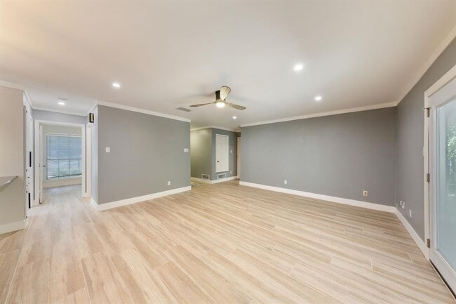 Building Photo - 7107 Barnsdale Way