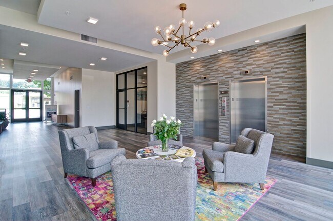 Foto del edificio - Coveted Corner 1-bed With Private Wrap-Aro...
