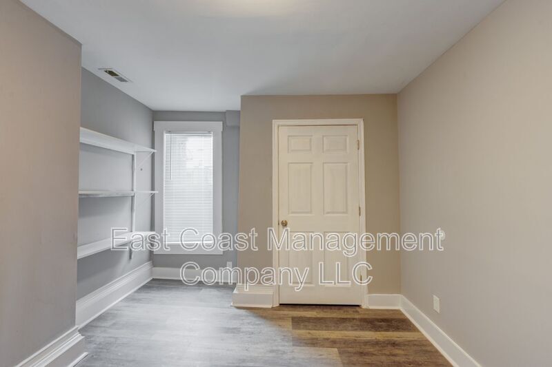 Foto principal - 2425 Barclay St