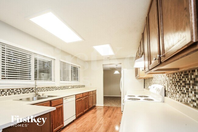 Building Photo - 16 Pondview Ct