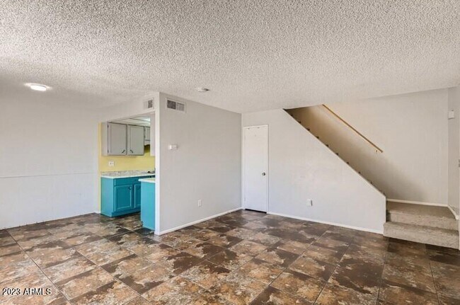 Building Photo - 6015 GOLDEN Ln