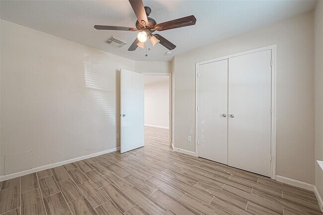 Foto del edificio - 11330 Log Cabin Ln