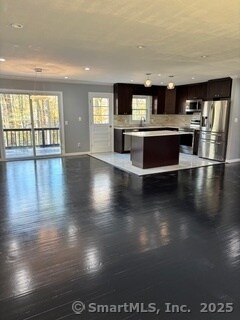 Foto del edificio - 63 Stemway Rd