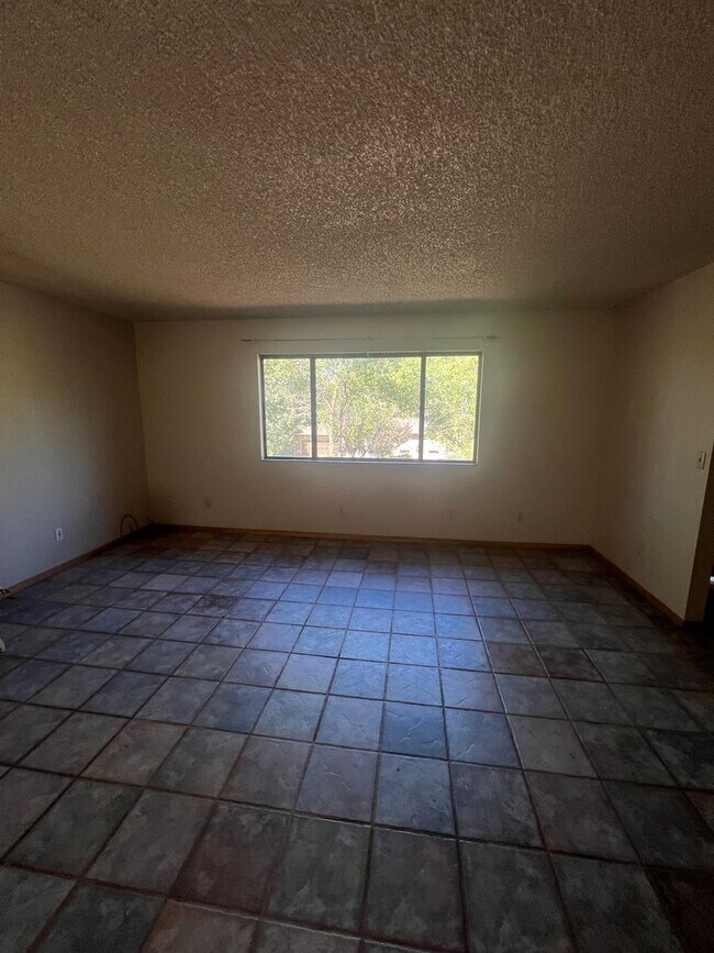 Foto del edificio - NEW CARPET NEW PAINT! Large 3 Bed/2 Bath H...