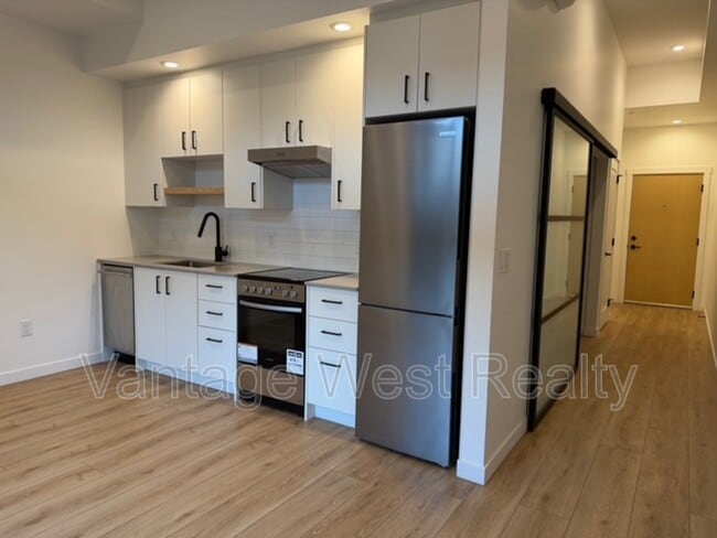 Building Photo - 660-660 Cawston Ave