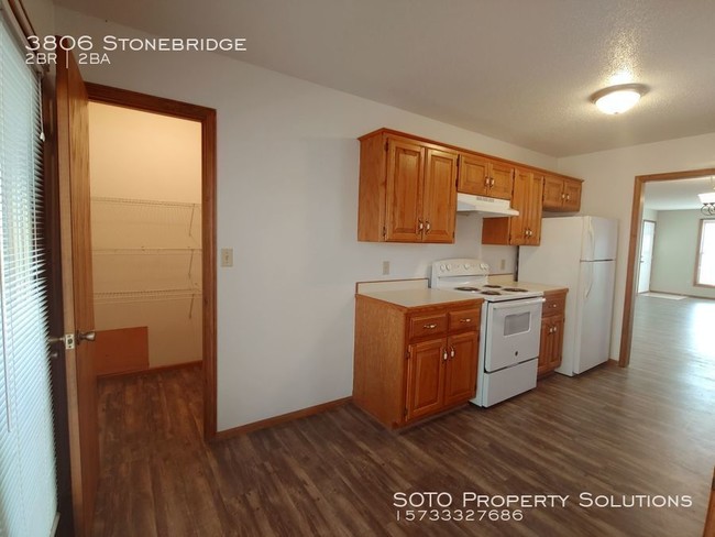 Building Photo - 2BD/2BA Pet-Friendly Duplex