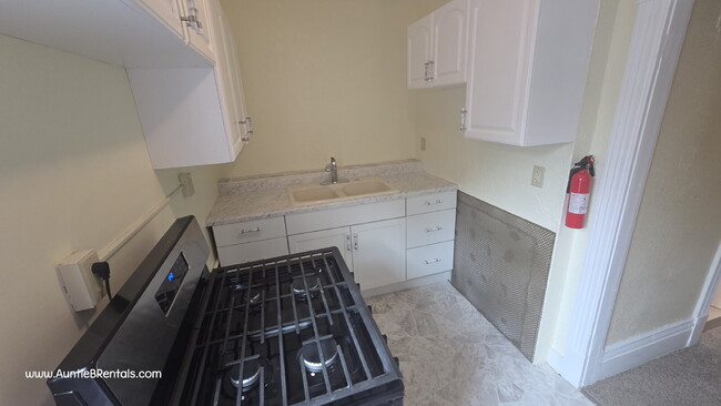 Building Photo - 3 bed with office, upper level Duplex pets...
